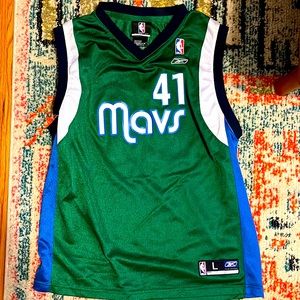 Dallas Maverick’s Dirk Nowitzki #41 jersey
